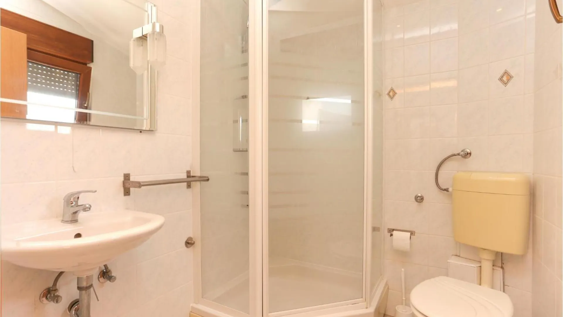 Gorgeous Apartment In Okrug Gornji With Kitchen Trogir